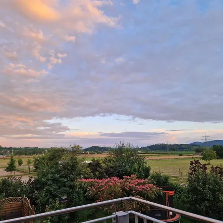 Apartment Fewo1 Neuwertige, Grosse 110qm Ueber Zwei Etagen Mit Balkon Im Aussenbereich Riegel